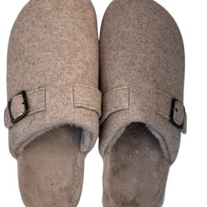 TikTok favorite Cozy Women's Mules in tan cream color . Perfect slip on.